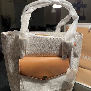 COPY - Michael Kors Jet Set Med Logo Pocket Tote